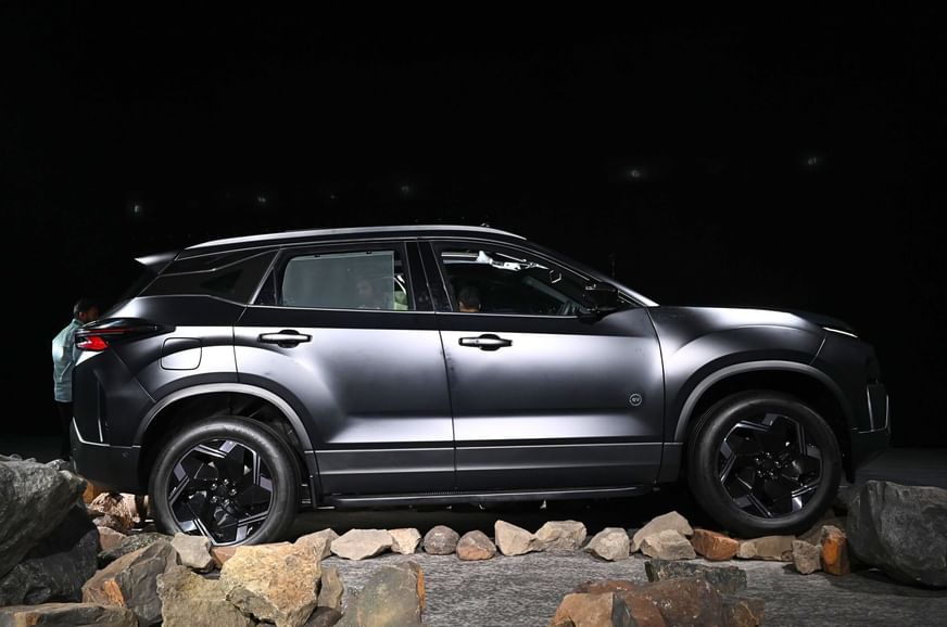 In dual-motor guise, it produces 313hp and 504Nm of torque. 